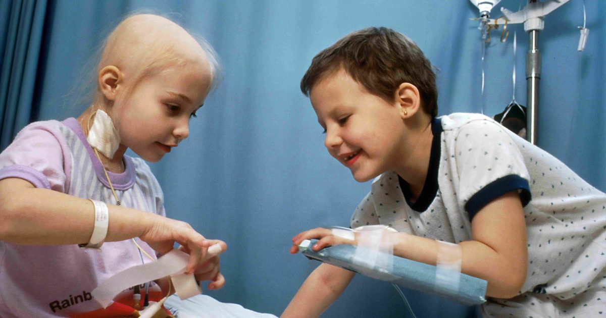 Dos niños juegan juntos durante un tratamiento hospitalario.