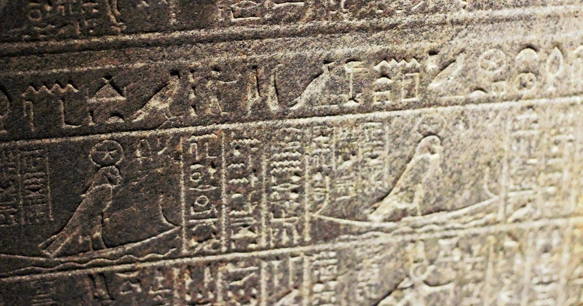 Figuras y jeroglíficos del antiguo Egipto tallados en piedra.